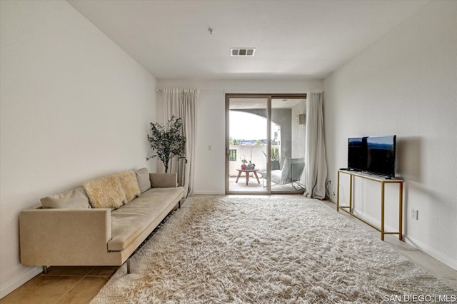 3877 Pell PL, San Diego CA: https://media.crmls.org/mediaz/a10d70ac-c55f-4193-b630-25c89cd033cc.jpg