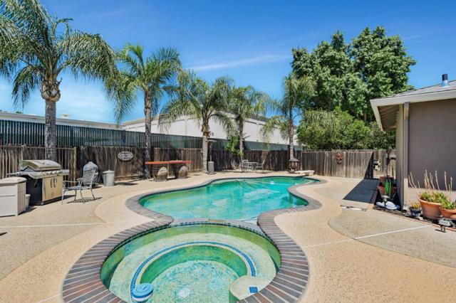 2701 Warwick Lane, Modesto CA: https://media.crmls.org/mediaz/a10d8c4a-7c91-4546-84c8-fbc9390fbaca.jpg