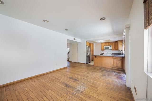 10129 E Glendon Cir, Santee CA: https://media.crmls.org/mediaz/a10df3e9-e460-4c58-bd6b-e61144e6cf32.jpg