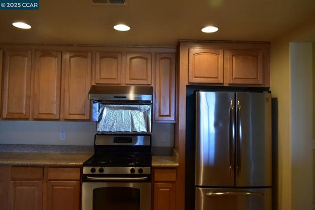2210 Gellert Blvd, South San Francisco CA: https://media.crmls.org/mediaz/a10ebab9-0ce4-4b40-82d7-f93b59125f6c.jpg
