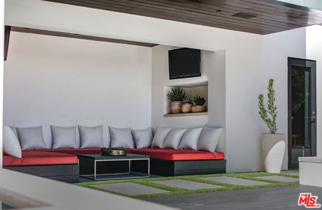 8932 St Ives Drive, Los Angeles CA: https://media.crmls.org/mediaz/a10ef048-e489-4e6d-b3d0-20e1667a8189.jpg