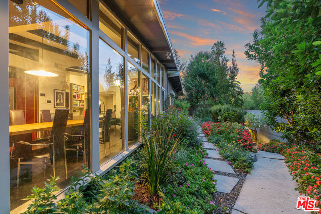 8581 Appian Way, Los Angeles CA: https://media.crmls.org/mediaz/a10f1e7b-0883-4d47-985b-050aa053954f.jpg