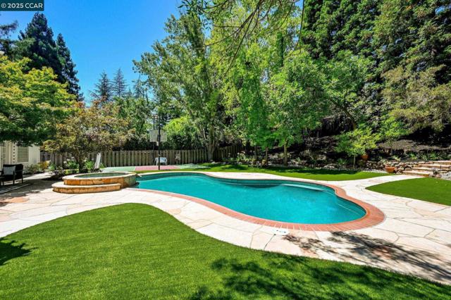 2145 Deer Oak Way, Danville CA: https://media.crmls.org/mediaz/a11009ed-dba8-493d-893a-1ab4dc88e1e5.jpg