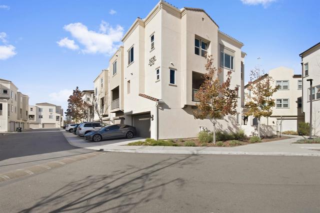 5230 Calle Rockfish, San Diego CA: https://media.crmls.org/mediaz/a1112218-d8d9-40fe-a5b9-a0c325ad4544.jpg