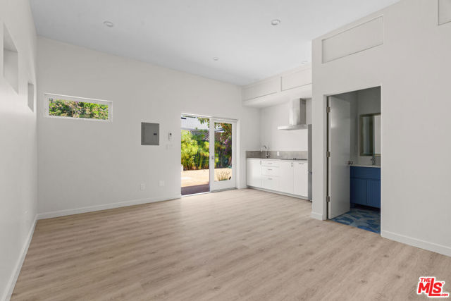 2425 Cloy Avenue, Venice CA: https://media.crmls.org/mediaz/a1114e15-4a92-43a3-a3ea-f881cce59caf.jpg