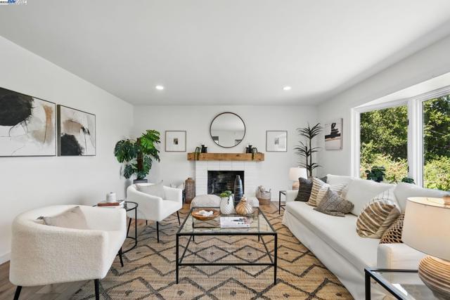 35 San Joaquin Pl, Novato CA: https://media.crmls.org/mediaz/a1119b54-d59c-4678-8a8d-130f517c9701.jpg