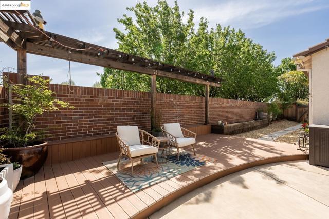 719 Monte Verde Ln, Brentwood CA: https://media.crmls.org/mediaz/a11207f4-87d4-4da4-8b89-3f54a0a7f95a.jpg