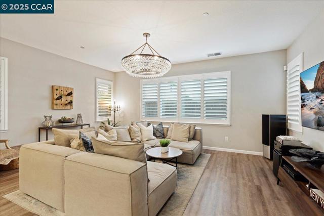 369 Parkfield Way, Oakley CA: https://media.crmls.org/mediaz/a1121b67-50a5-4c76-9180-3fc34a239bef.jpg