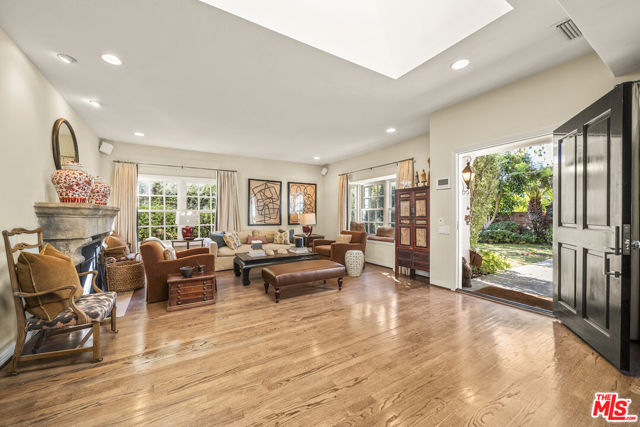2740 N Deep Canyon Drive, Beverly Hills CA: https://media.crmls.org/mediaz/a1122731-bcf1-4fcd-be9b-26a45353b10f.jpg