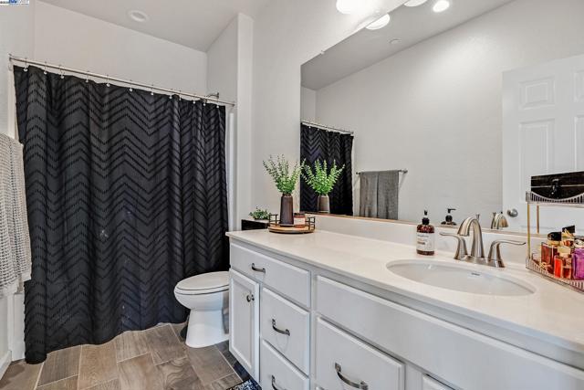 268 Coolcrest Dr, Oakley CA: https://media.crmls.org/mediaz/a1124921-e77b-4499-a737-1cc86587994a.jpg