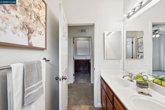 127 Sanford Ct, Brentwood CA: https://media.crmls.org/mediaz/a1128a1d-8830-4b80-8034-674dc257d975.jpg