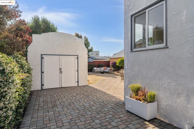533 Lewis Ave, San Leandro CA: https://media.crmls.org/mediaz/a11402ba-11bf-4821-bada-6d71b0732eff.jpg