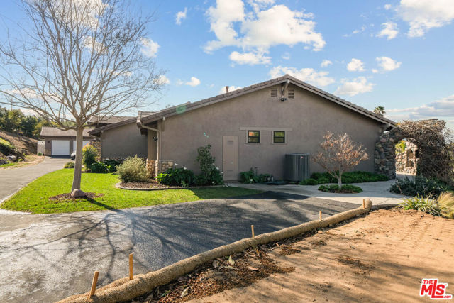 32070 Via Vera, Bonsall CA: https://media.crmls.org/mediaz/a11432fc-bf00-4b0c-9ffc-624a2135d85f.jpg