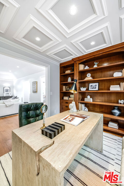 10445 Valley Spring Lane, Toluca Lake CA: https://media.crmls.org/mediaz/a1143e5f-4a81-4081-a097-537b67ab6a48.jpg