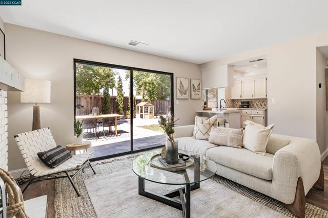 2329 Sweetwater Dr, Martinez CA: https://media.crmls.org/mediaz/a1157734-1477-46ea-beb8-582b06d5438d.jpg