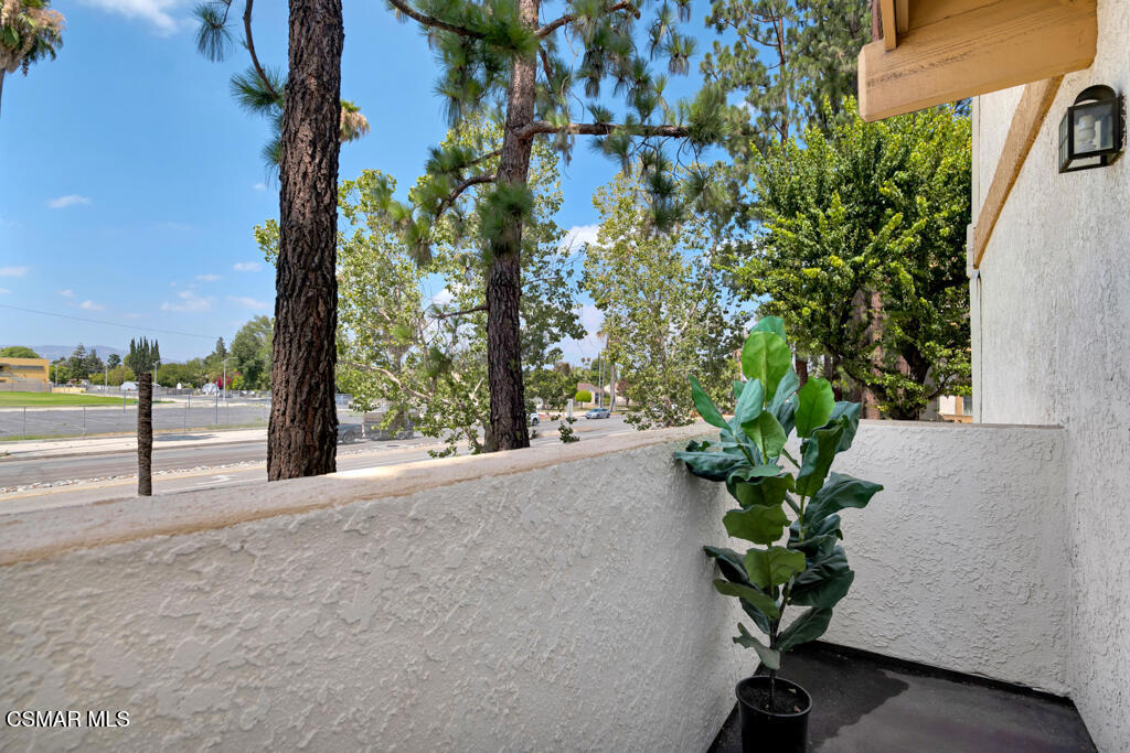 https://media.crmls.org/mediaz/a1160837-187e-4ca1-93b3-face991c6d5d.jpg?preset=X-Large