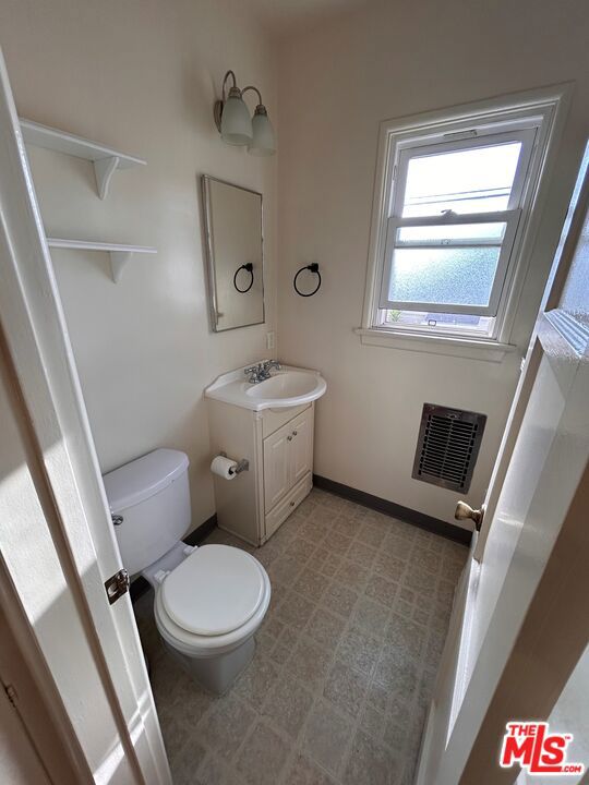 3011 Santa Monica Boulevard, Santa Monica CA: https://media.crmls.org/mediaz/a116d039-22ee-45e7-81b6-c74cd60c2d78.jpg