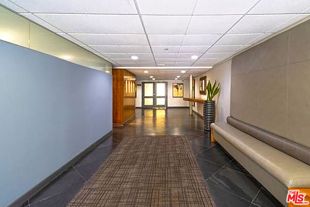 750 N Kings Road, West Hollywood CA: https://media.crmls.org/mediaz/a11712c3-dd6f-49cc-b433-74aee87c24df.jpg
