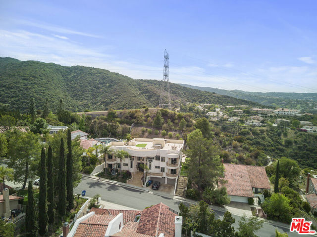 3848 Vista Linda Drive, Encino CA: https://media.crmls.org/mediaz/a1175e7e-a88e-4831-9ab0-b4dacfa5f334.jpg