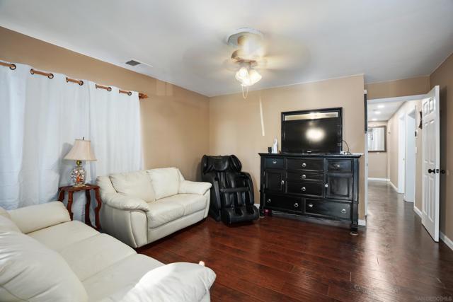 553 3rd Ave, Redwood City CA: https://media.crmls.org/mediaz/a1175f85-59a3-459d-88bf-d233b75cf35d.jpg