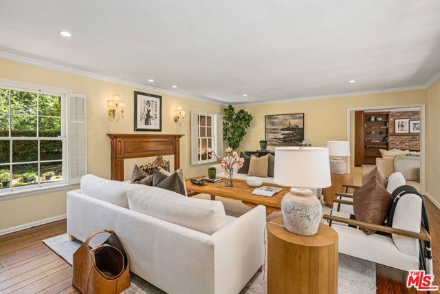 1376 San Ysidro Drive, Beverly Hills CA: https://media.crmls.org/mediaz/a117ec73-33d4-4297-85b1-1e8f66d5e81b.jpg