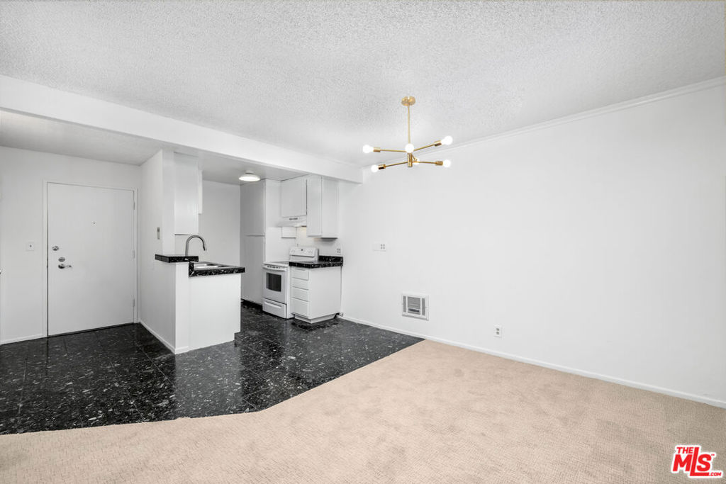 https://media.crmls.org/mediaz/a1188321-ddc3-4e64-8c97-ddca14d8ec16.jpg?preset=X-Large