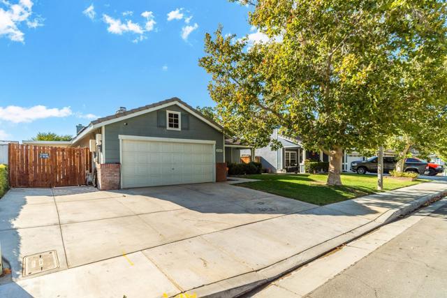 Image 3 for 43243 Vineyard Dr, Lancaster, CA 93535