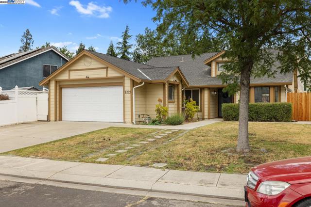 1023 Snowgoose Ln, Manteca CA: https://media.crmls.org/mediaz/a1191114-b6e2-42a0-bff9-be09c9d38098.jpg