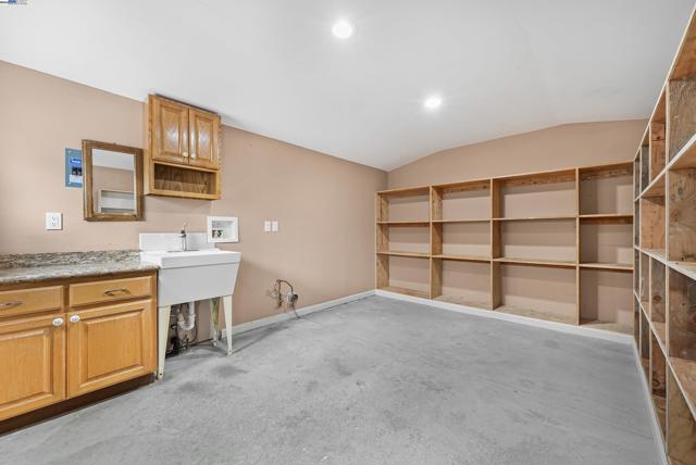 931 E 23Rd St, Oakland CA: https://media.crmls.org/mediaz/a11a7381-4fb1-4506-ae01-b3d91d7ad0ab.jpg