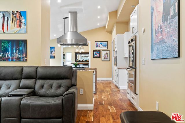 436 Levering Avenue, Los Angeles CA: https://media.crmls.org/mediaz/a11d374b-82f1-4ceb-bfbd-4390efa988ad.jpg