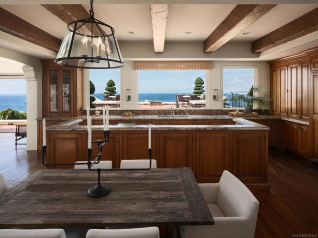 7757 Whitefield Pl, La Jolla CA: https://media.crmls.org/mediaz/a11ea346-f87e-4bab-825f-1837de7b0e0e.jpg