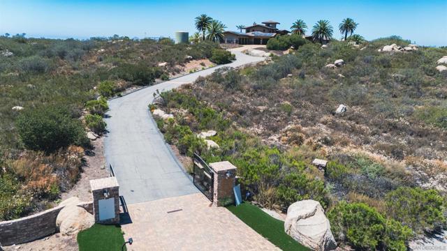 15955 Running Deer Trail, Poway CA: https://media.crmls.org/mediaz/a11fa1ff-b8fb-4187-a790-e5f91c053773.jpg