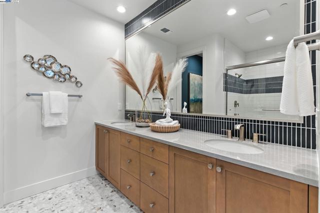 1937 Grand Street, Alameda CA: https://media.crmls.org/mediaz/a11fad56-855c-4279-8b68-f2049dc14c64.jpg