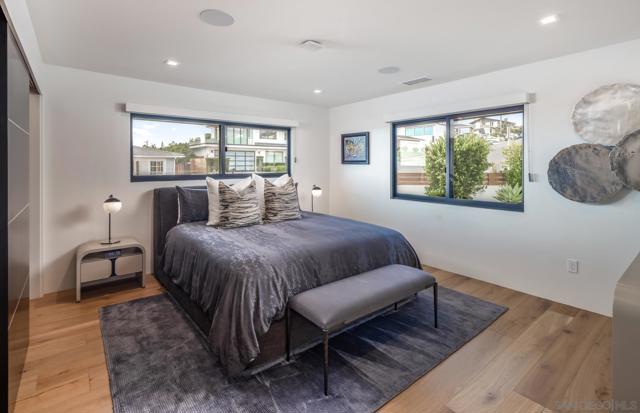 5560 Moonlight Lane, La Jolla CA: https://media.crmls.org/mediaz/a12117db-1bd9-42ef-8702-504c4a9755f4.jpg