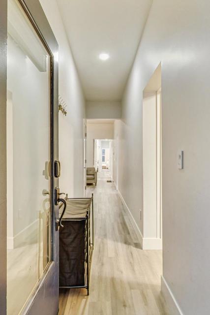 811 Oak Street, San Francisco CA: https://media.crmls.org/mediaz/a122342d-f016-4a18-a3c0-923a37742155.jpg