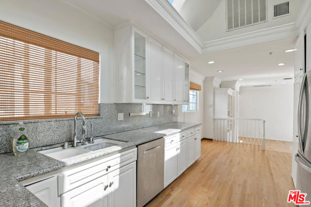 1710 Santa Paula Place, Glendale CA: https://media.crmls.org/mediaz/a1225055-2e1a-4ef6-a29b-a3373bee9bcf.jpg