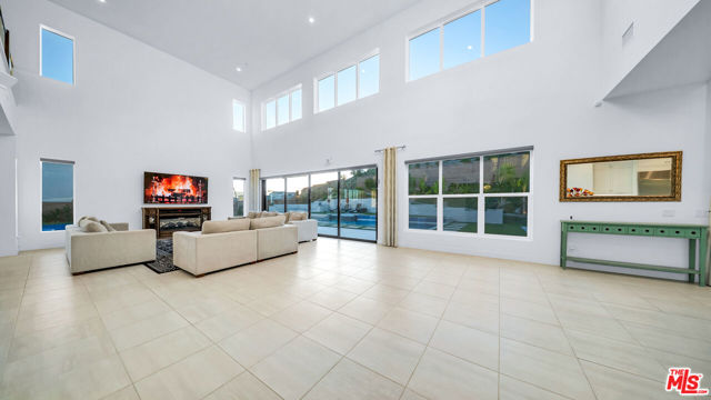 12553 N Ridgeline Road, Porter Ranch CA: https://media.crmls.org/mediaz/a12268f7-50ea-4b17-a0e6-cfd299254608.jpg