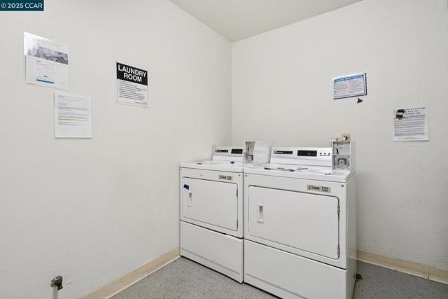 150 Pearl St, Oakland CA: https://media.crmls.org/mediaz/a1229b18-a6d4-4173-a96c-ae6186de3375.jpg