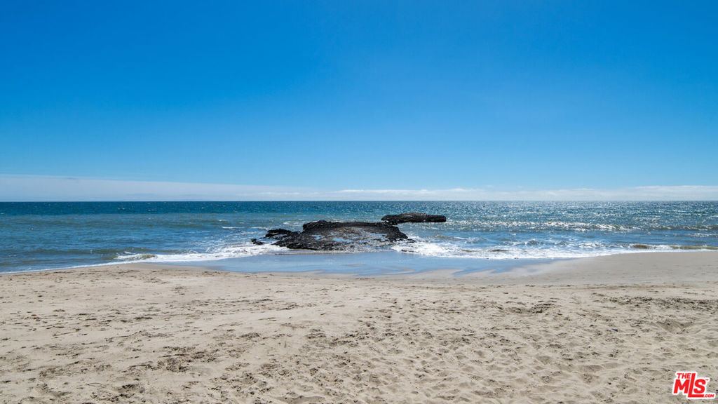 https://media.crmls.org/mediaz/a123516c-208a-4b4b-a146-031f474dccd8.jpg?preset=X-Large