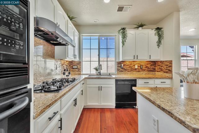 237 Dutra Vernaci Dr, Union City CA: https://media.crmls.org/mediaz/a123f195-e458-40c0-b2d1-d9b0e4dc0979.jpg