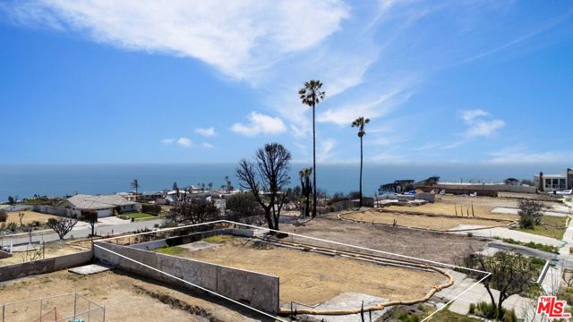 18428 Clifftop Way, Malibu CA: https://media.crmls.org/mediaz/a1253227-0f54-423c-849a-ae415cf88b8c.jpg