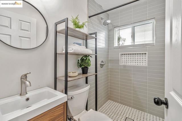 7900 Michigan Ave, Oakland CA: https://media.crmls.org/mediaz/a12703f8-c9d4-4ff2-beb6-4b2b4d124a7e.jpg