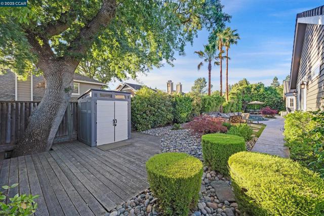 10 Woodside Dr, Danville CA: https://media.crmls.org/mediaz/a1270c76-bb38-4b45-9f97-cd905f75e951.jpg
