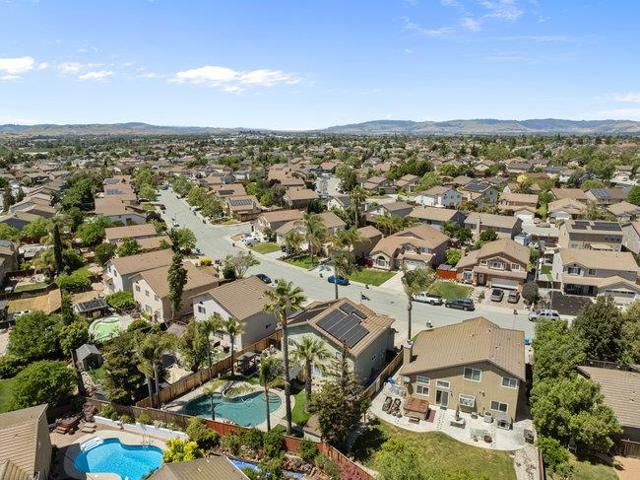 1650 Mimosa Street, Hollister CA: https://media.crmls.org/mediaz/a1275488-b533-48c4-b3be-8f2acf73d768.jpg