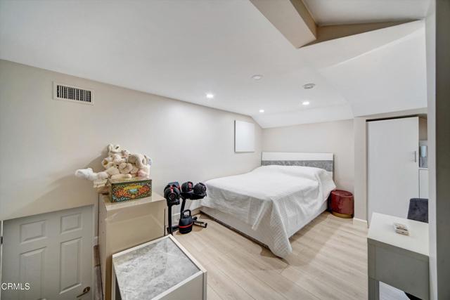 3041 Alabama Street, La Crescenta CA: https://media.crmls.org/mediaz/a127a751-bf6f-4ee5-8a46-35e186d4727c.jpg