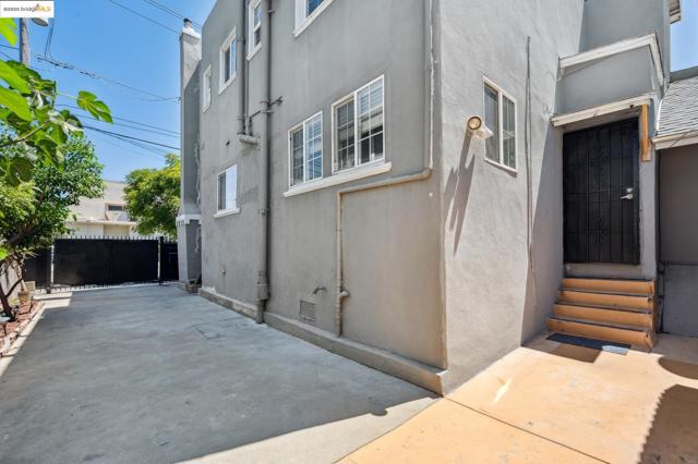 1063 32Nd St, Oakland CA: https://media.crmls.org/mediaz/a1288644-0769-497e-ab60-0621d0466e62.jpg