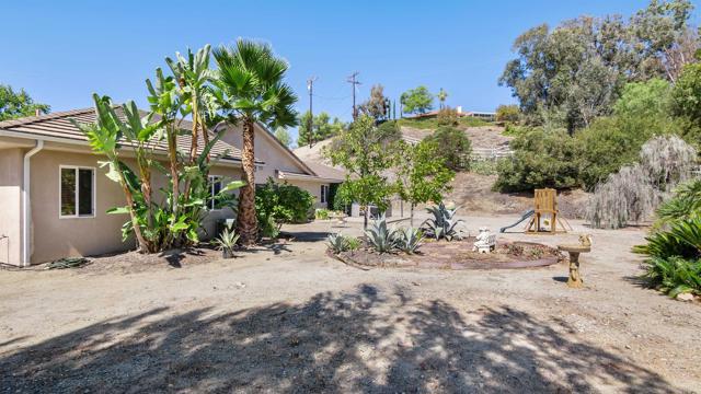 40487 Rock Mountain Drive, Fallbrook CA: https://media.crmls.org/mediaz/a12908a6-611f-4885-84a1-d22e0b066390.jpg