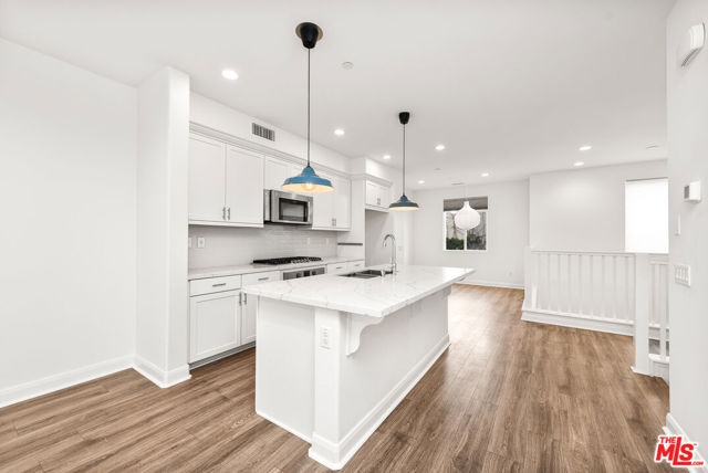 516 E Imperial Avenue, El Segundo CA: https://media.crmls.org/mediaz/a129762d-db25-4704-aca0-0e7089d7b7e7.jpg
