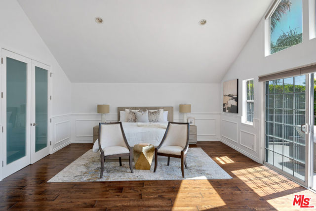 543 N June Street, Los Angeles CA: https://media.crmls.org/mediaz/a12c4901-05c3-4386-bdef-6b4ec9b4a5d4.jpg