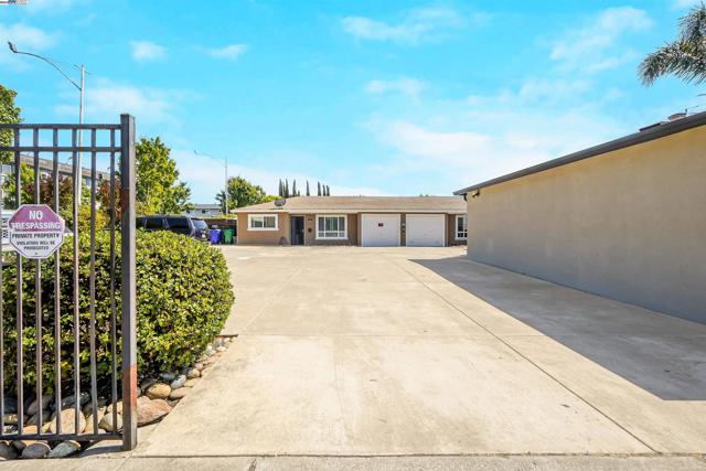21926 Victory Dr, Hayward CA: https://media.crmls.org/mediaz/a12d9ec2-9171-4d20-a5a1-a352f67a0863.jpg